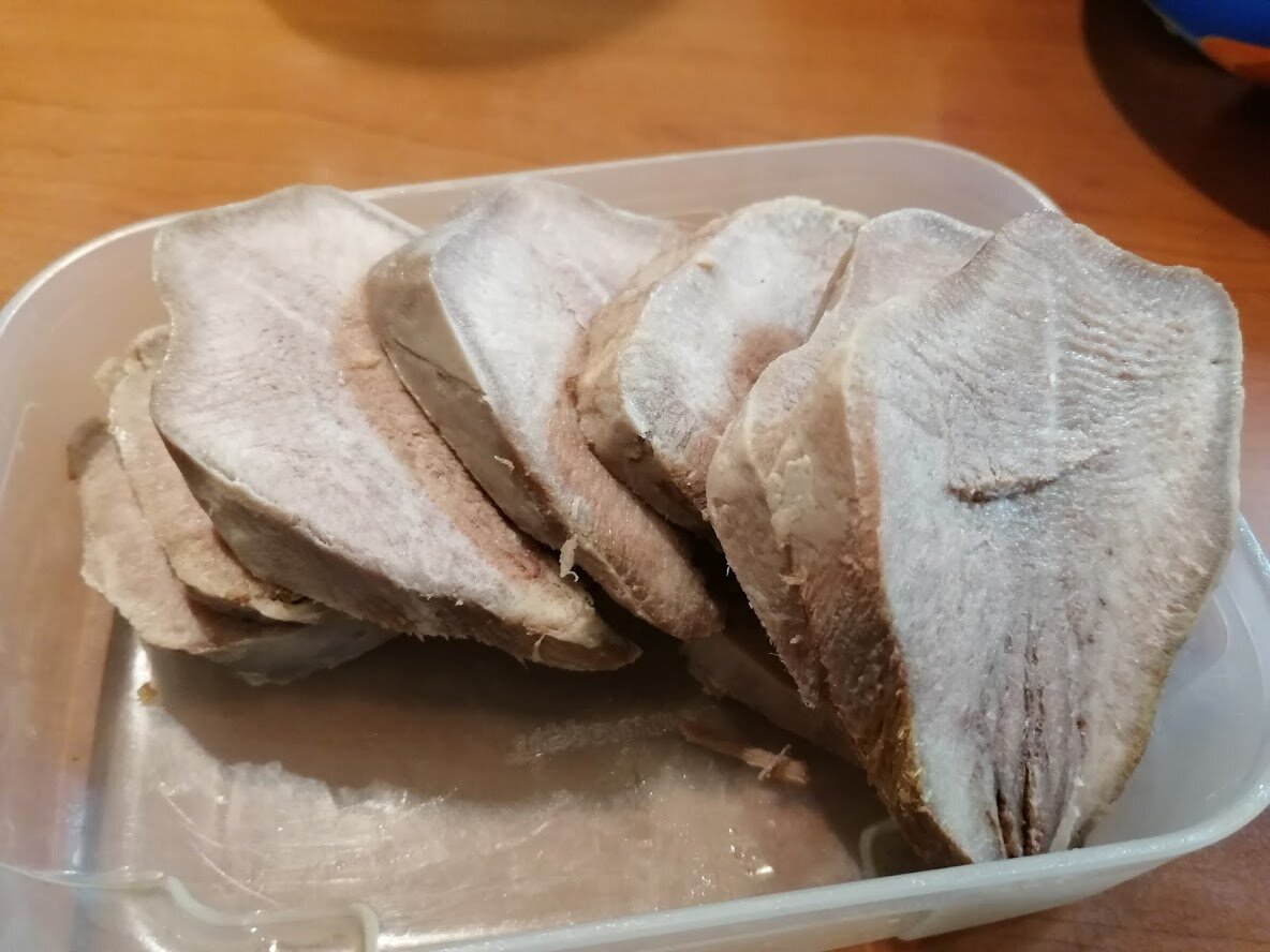 Салат "Изумрудный". Язык нарезаем крупными кусочками. Фото Света Давыдова