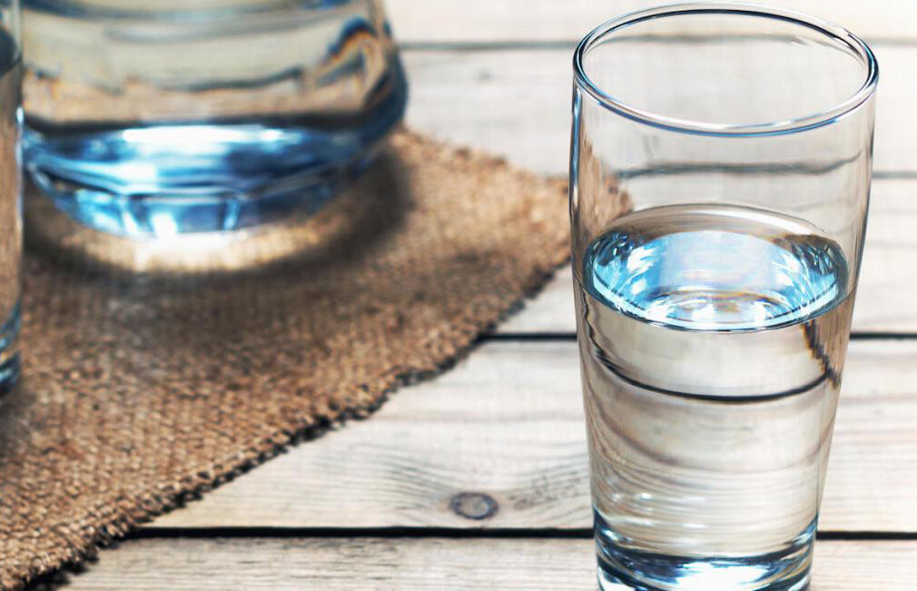 Выпейте стакан воды 1. Стакан воды. Стаканчик с водой. Стакан воды красиво. Красивые стаканы для воды.