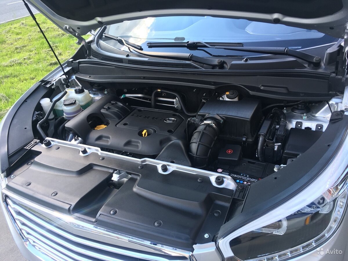 Фото подкапотного пространства. Ничего не понятно, но очень интересно :)