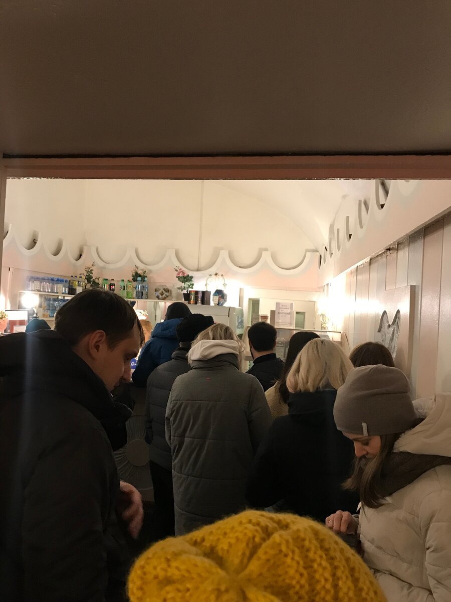Тут всегда очереди, два небольших помещения со столиками, но можно взять и с собой.