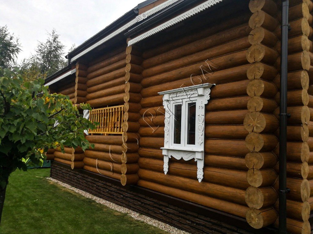 Бревна сруба с полукруглым (лунным) пазом