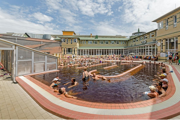 Термальные бассейны во внутреннем дворике городской купальни. Фото с сайта www.booking.com