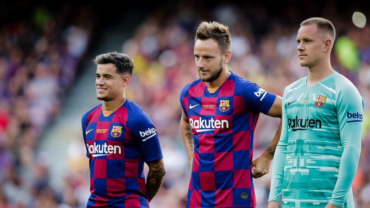 ​​«Барселона» отпустит летом восемь игроков.  Клуб собирает средства на новичков.  Чемпион Испании «Барселона» готовится к масштабной чистке – летом команду могут покинуть восемь футболистов.