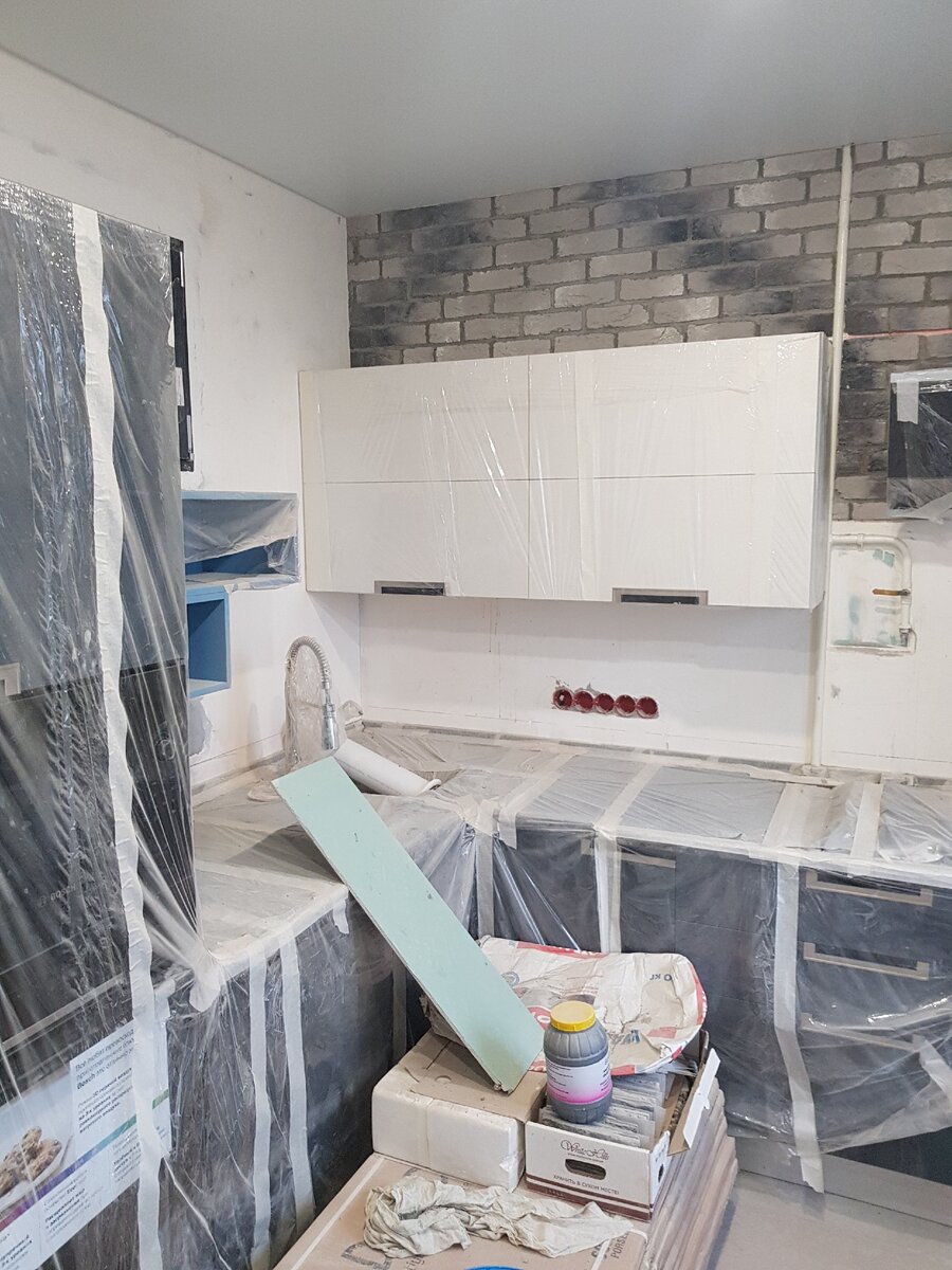 Совмещение работ по установке мебели и отделке стен.