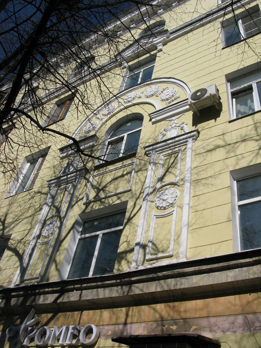 Декор неплохо сохранился, недавно делали капремонт и всю лепнину восстановили