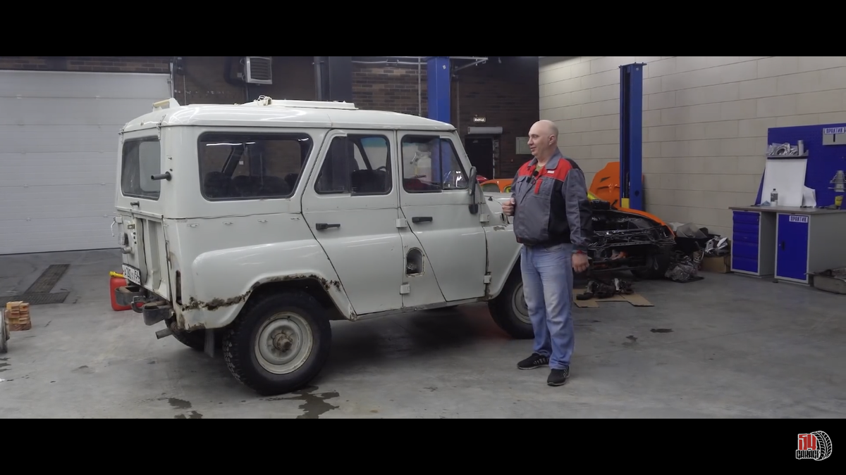На фото автор канала и УАЗ