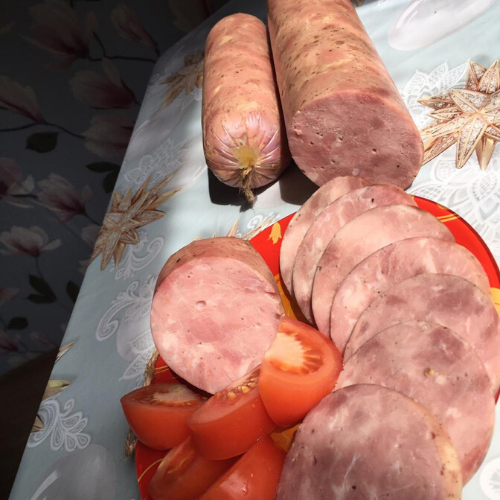 Узнать домашнюю колбасу легко по пузырькам воздуха. Без них получается только при наличии дорогостоящего оборудования. 