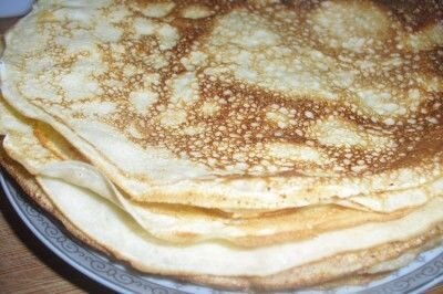     В неглубокой миске взбиваем при помощи венчика яйца с солью, затем постепенно всыпаем пшеничную муку, продолжаем взбивать до образования однородной вязкой массы.       После этого вливаем молоко и тщательно всё перемешиваем.       Ставим разогревать на средний огонь сковороду, слегка смазываем растительным маслом и начинаем обжаривать блинчики с двух сторон.   