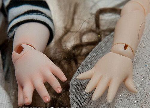 Слева рука куклы бжд с маникюром и брашингом, справа чистая