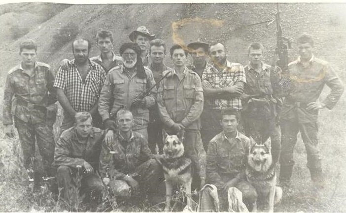 "Агент всех разведок"  с нашими парнями и дорожниками весной 1989  года. Второй слева, в  клетчатой  рубашке, Резо, старший группы проектантов дороги из Тбилиси.