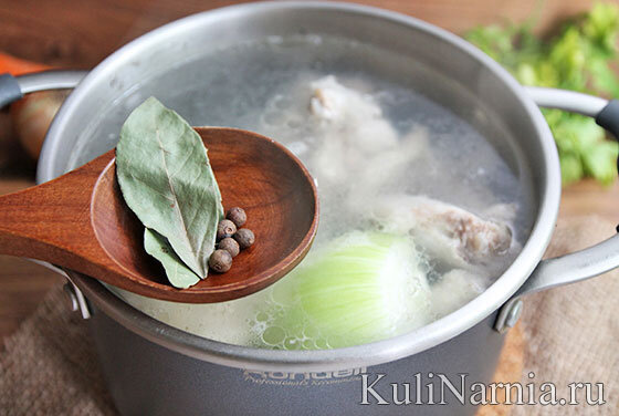 Промыв, складываем суповой набор в кастрюлю, заливаем водой и дожидаемся закипания. Первый отвар сливаем, чтобы избавиться от возможных вредных веществ, содержащихся в курином мясе. Вновь заливаем птицу холодной водой, возвращаем на плиту. В закипевшую жидкость загружаем крупную очищенную луковицу, для аромата добавляем несколько горошин черного перца и 1-2 листа лавра.