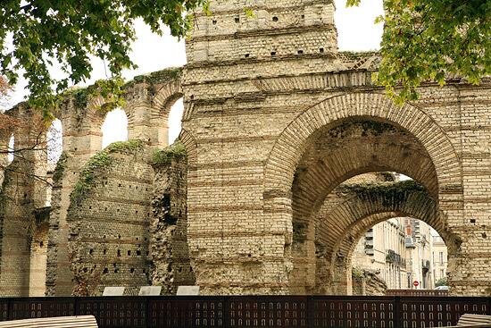 Величественные руины галло-римского амфитеатра