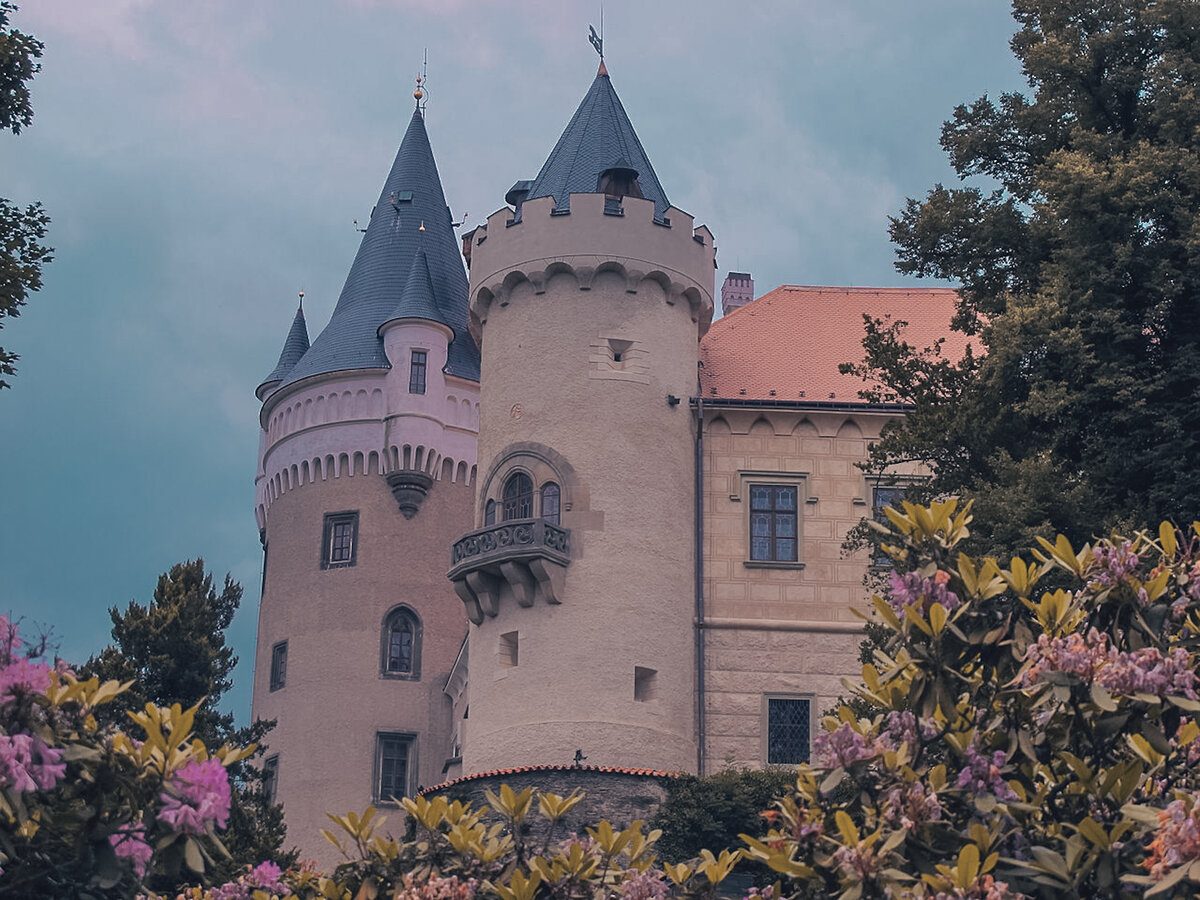 Возможно, именно с этой башни и сверзлась юная гувернантка