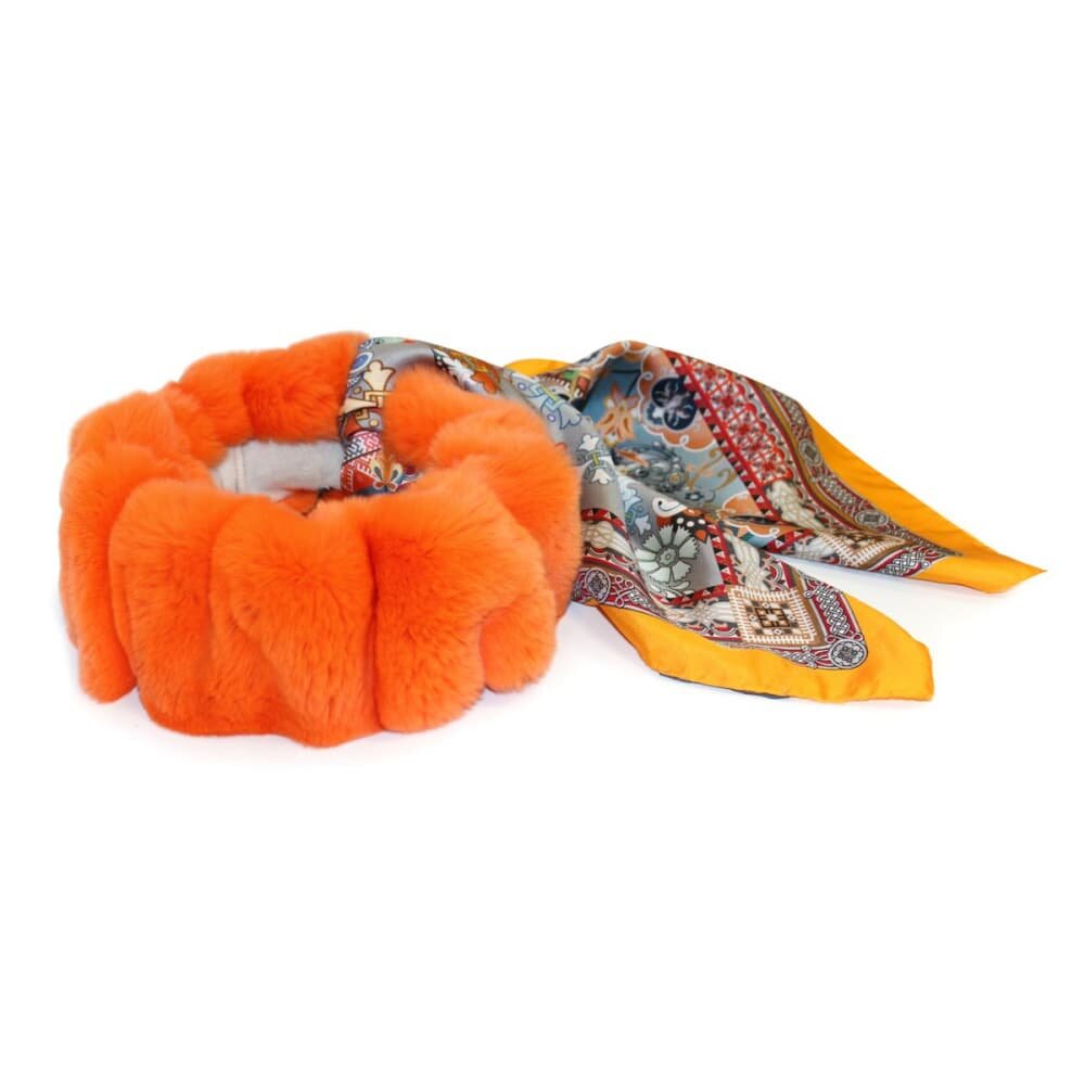 Оранжевая муфта с платком
