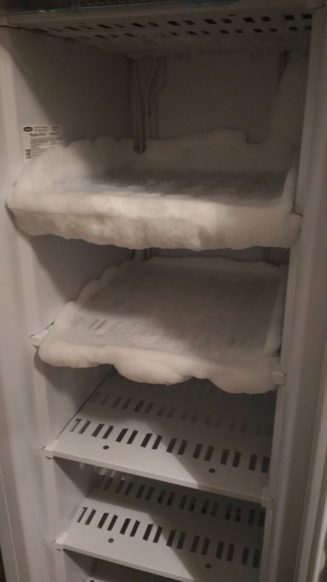 Вот такие айсберги образовались всего за год использования. Надо почитать, из-за чего это могло произойти. Фото автора