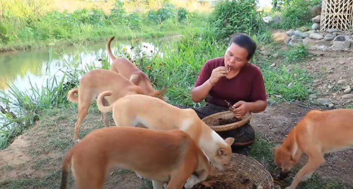 Она их ест...