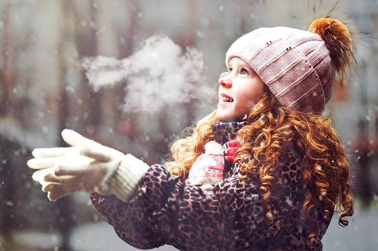 Наступление холодов – не повод отказываться от прогулок на свежем воздухе.
Одеваемся теплее и отправляемся кататься с горки, валяться в сугробах и играть в снежки. Кстати, о снежках!