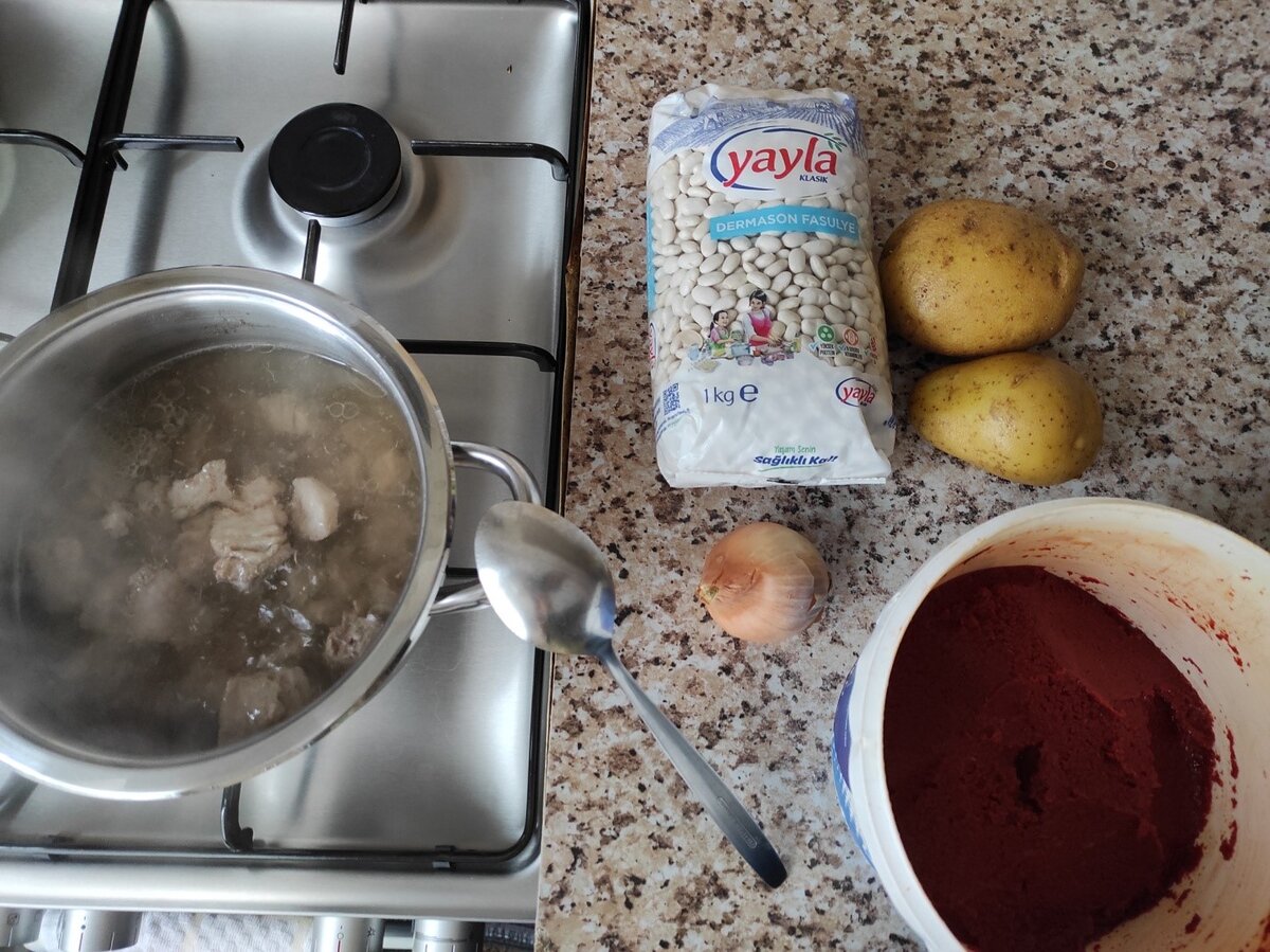 Имеет смысл заранее подготовить все необходимые продукты: сваренную говядину в собственном бульоне, мытый картофель, фасоль, репчатый лук и томатную пасту.