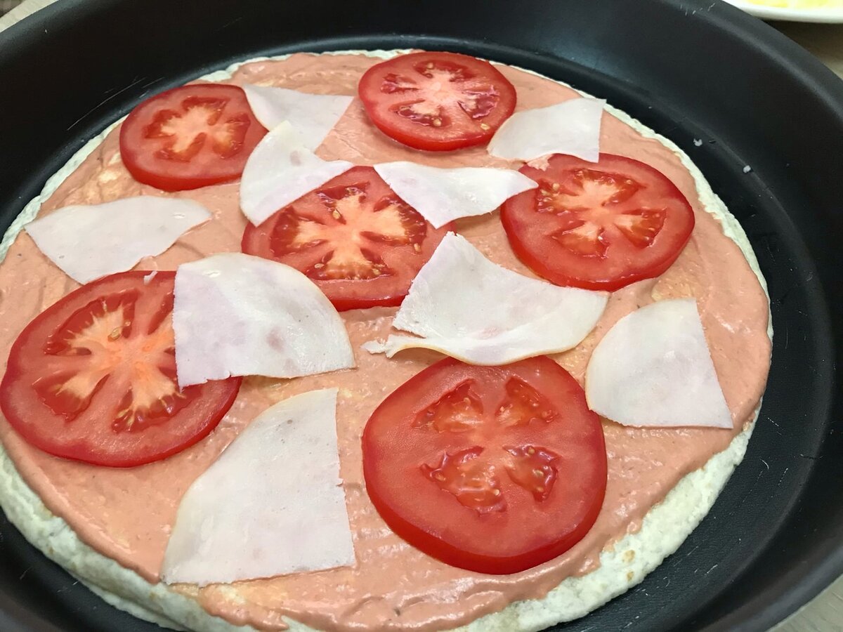 пицца в лаваше на сковороде с яйцом колбасой и сыром и помидорами рецепт фото 106