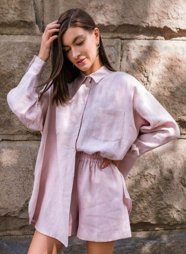 Например такой прием как рубашка заправленная лишь на половину