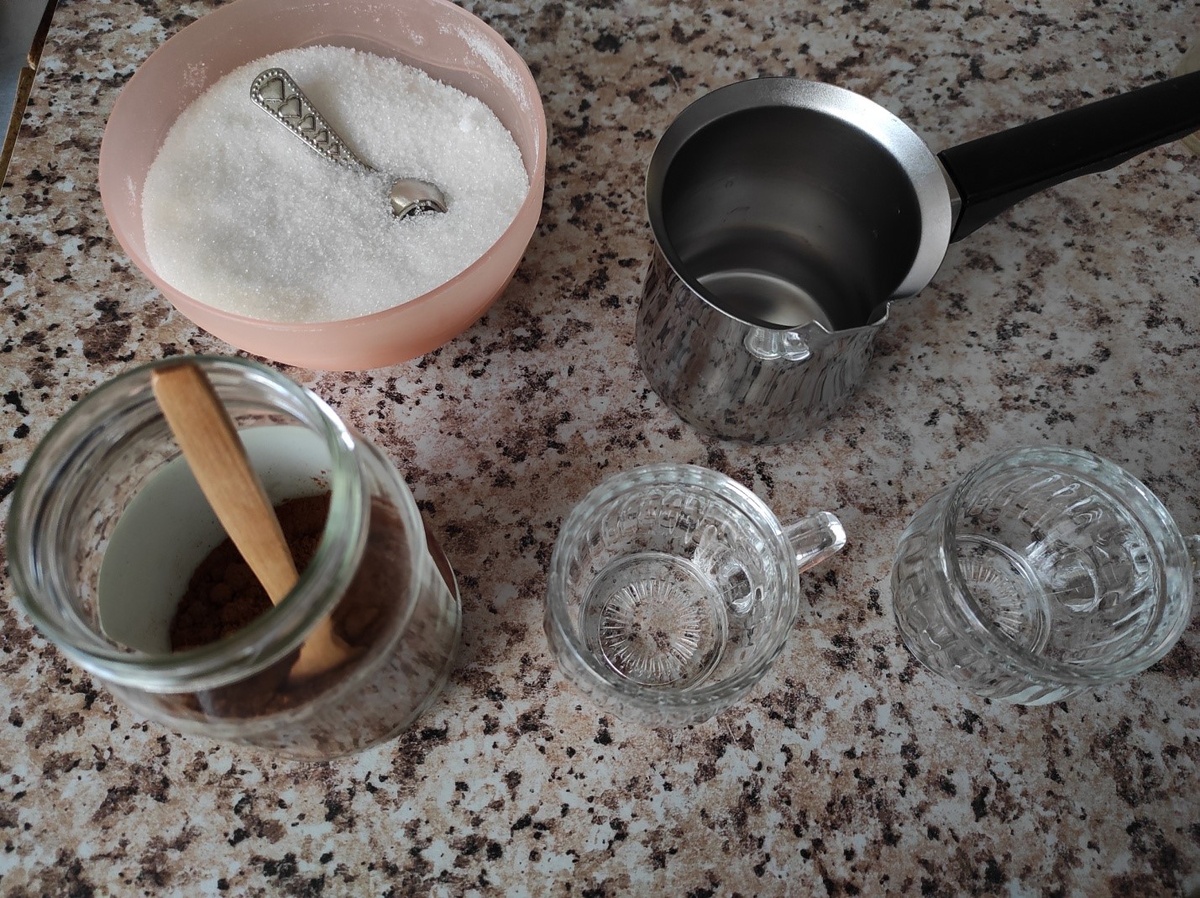 Возьмем турку для варки, кофейные кружечки, кофе и сахар