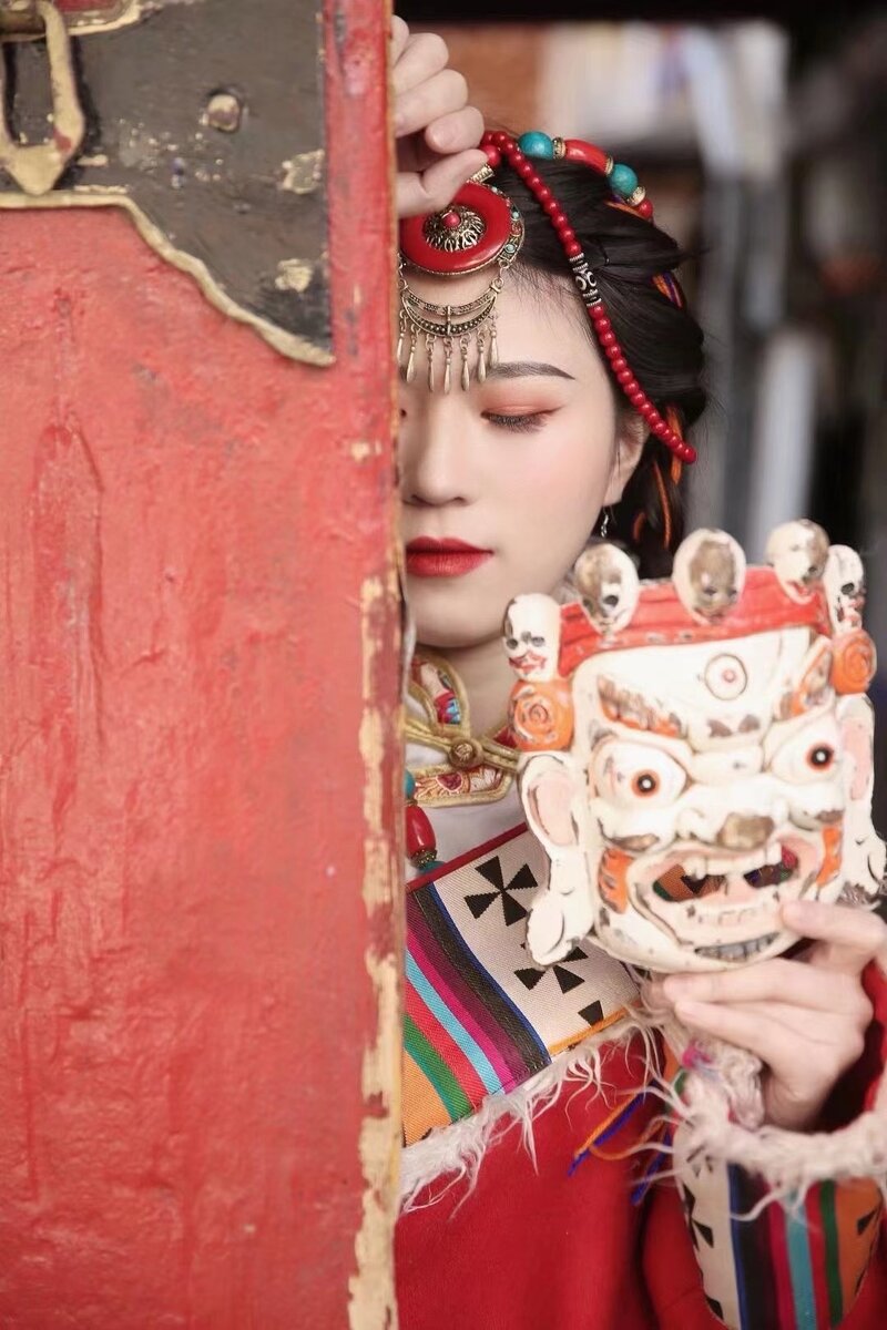 На фото одна из моих студенток в тибетском костюме. Девушка не из Тибета, костюм был надет ради красивых фотографий