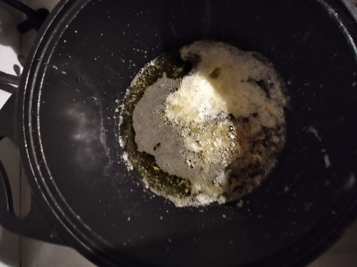 Масло становится прозрачным, вверху пена