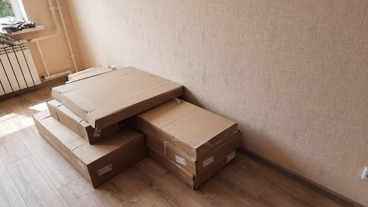 В этой кучке стенка, комод и стол