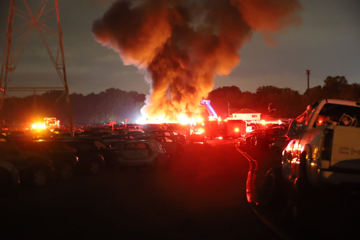 На одной из стоянок подержанных автомобилей в США произошел крупный пожар. В результате случившегося около 40 машин так и не дождались новых владельцев. Причины возгорания достоверно неизвестны.-2
