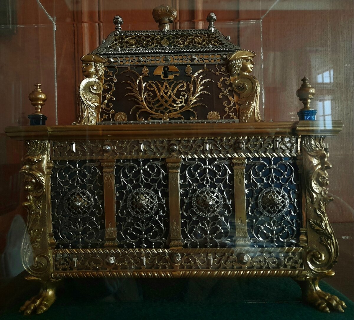 Подарок тульских мастеров Петру I - кованый ларец для личных писем и важных документов императора. 