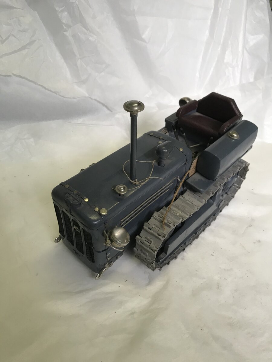 Модель трактора гусеничного "Кировец" (КД-35). Предмет изготовлен рабочими Минского тракторного завода в подарок И.В.Сталину к 70-летию со дня рождения. Из фонда Государственного центрального музея современной истории России