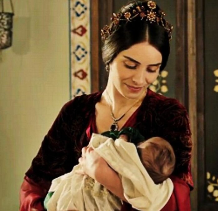 По истории у Махидевран султан могла быть еще и дочка. Фото: кадр из сериала "Великолепный век"
