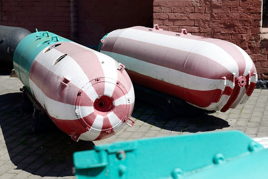 Корабельная контактная противодесантная мина КПМ и авиационная реактивная всплывающая мина РМ-1