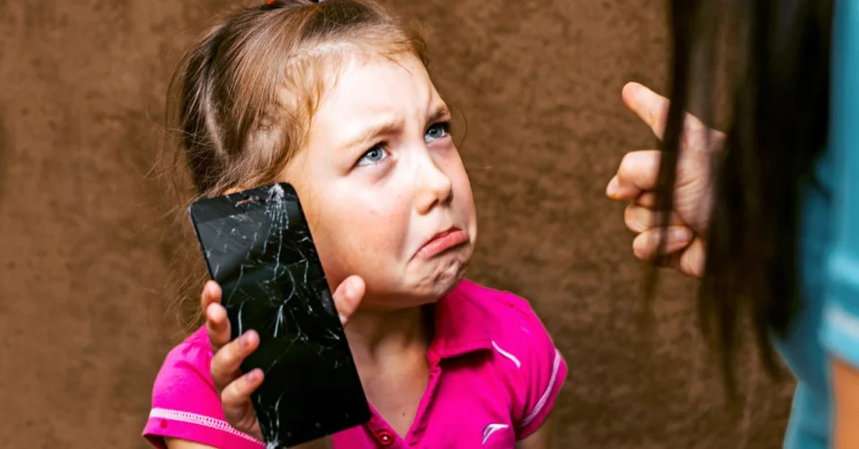 Ребенок разбил. Ребенок с разбитым телефоном. Девочка плачет. Ребенок с телефоном плачет. Злой ребёнок с тебефоном.