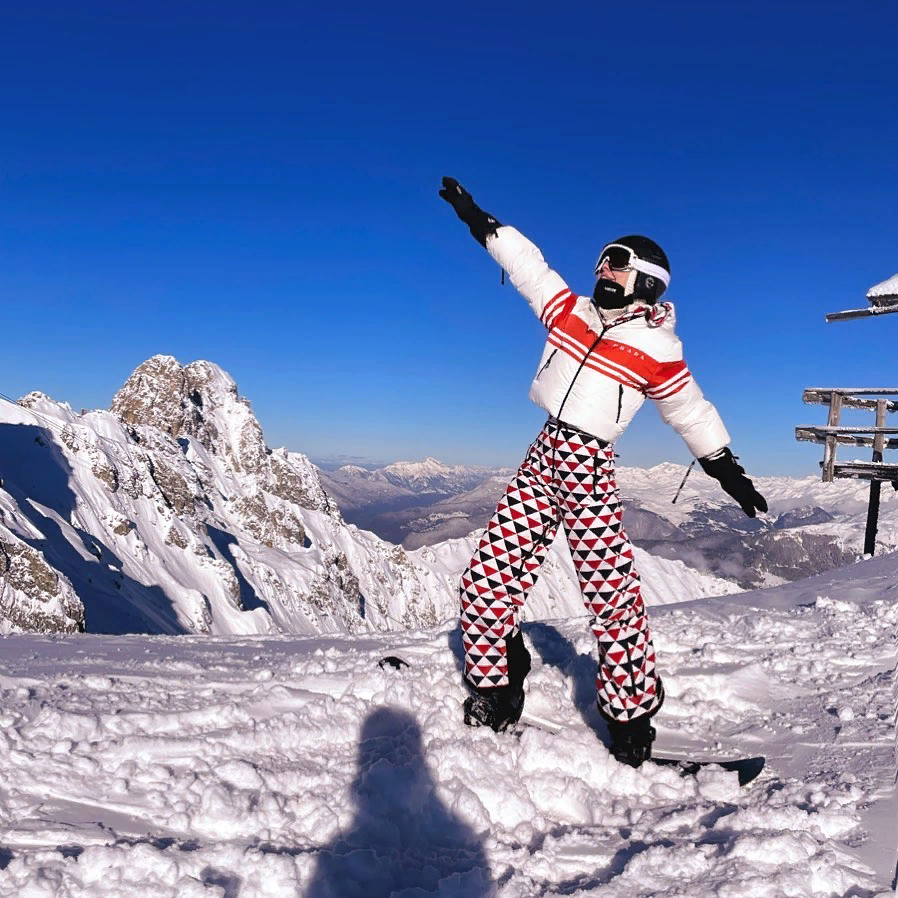 Теперь вот, то ли благодаря алкогольной невоздержанности, то ли неблагоприятному стечению обстоятельств, одна из подружек Клава Коко получила травму. На спуске певица сделала неудачный финт на сноуборде, «поймав канта», в результате сильно упала, о чём и сообщила лично в своём инстаграме: «Допрыгалась... Теперь ковыляю на костылях».