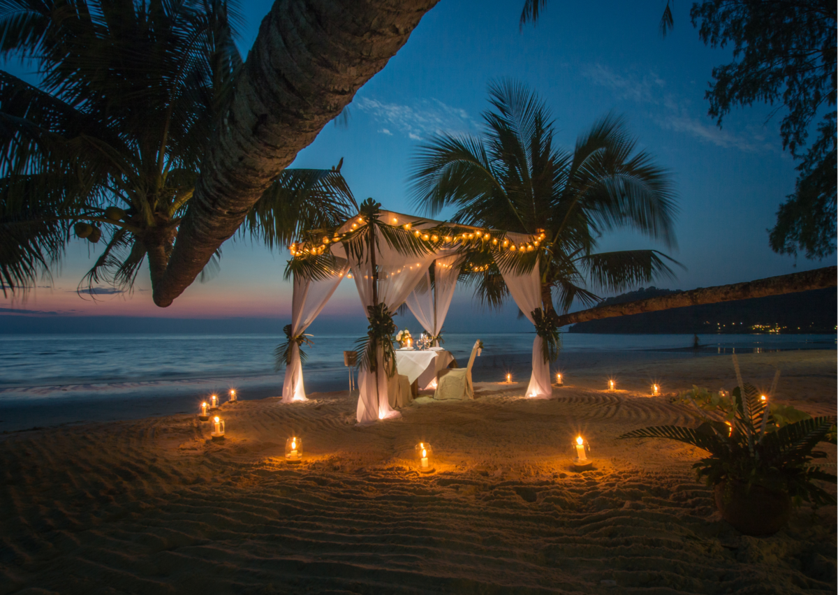 Райский берег сгорел. Романтический ужин на берегу моря. Ночной пляж. Море пальмы вечер.