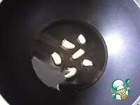     Какие в суп брать части куриной тушки, непринципиально. Заливаем водой и ставим кастрюлю на огонь варить куриное мясо. Яйцо отвариваем вкрутую. Суп я буду варить в глубоком сотейнике, где вначале потомлю овощи, а затем сварю суп. В сотейник налила подсолнечного масла и выложила дольки чеснока, нарезанные пластинками. Держала в масле с минуту, чтобы чеснок отдал свой аромат маслу.