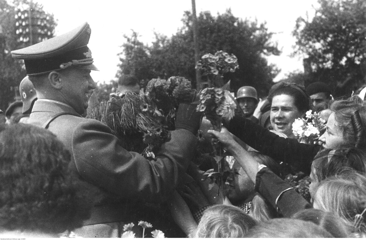 Цветами встречала. Встреча немцев во Львове 1941. Встреча украинцами немцев в 1941. Львов встречает немцев 1941. Львов 1941 украинцы встречают немцев