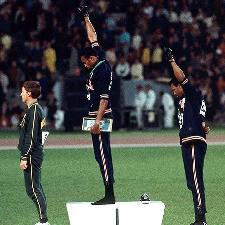 Томми Смит по центру и Джон Карлос справа (США). Фото взято в Яндекс Картинках