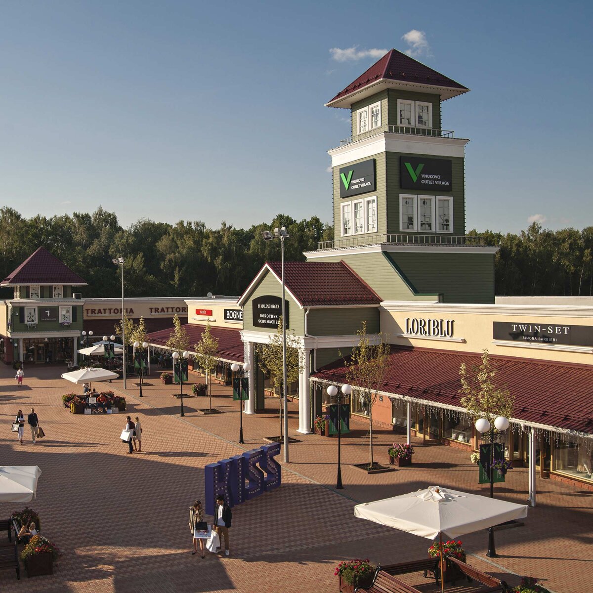 Городок с магазинами известных мировых и российских брендов