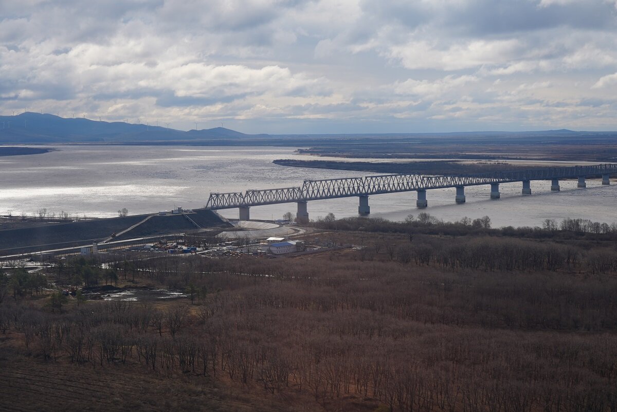 Граница с китаем по реке амур. Мост Нижнеленинское Тунцзян через Амур. Мост нижнеленеское Тузян. Железнодорожный мост Нижнеленинское.