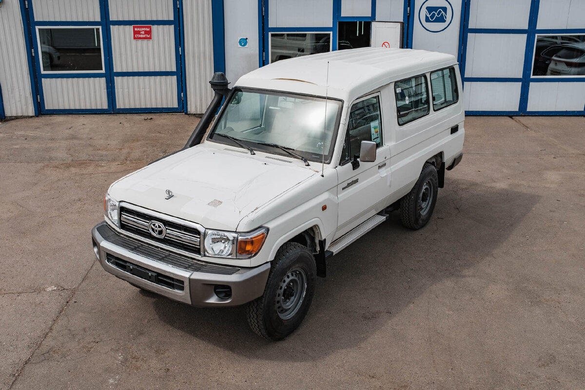Toyota Land Cruiser 70-series (GJR 78 Wagon)