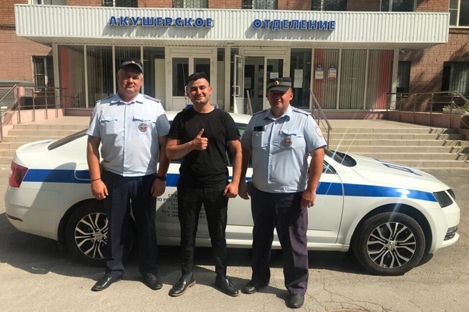     Добраться вовремя к роддому помогли лейтенанты Дмитрий Рублев и Павел Лисогурский. Фото: отдел пропаганды УГИБДД