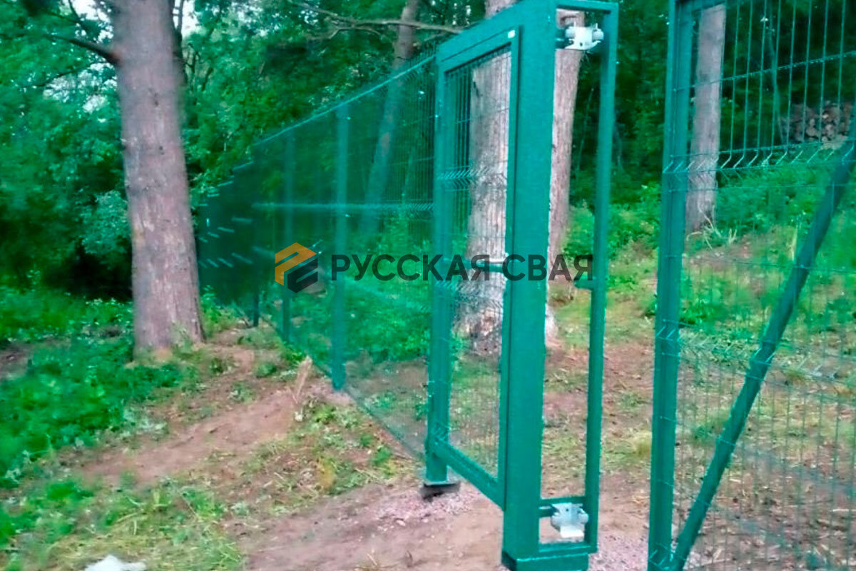 Пример калитки с П-образной рамкой. Поперечная балка установлена в верхней части