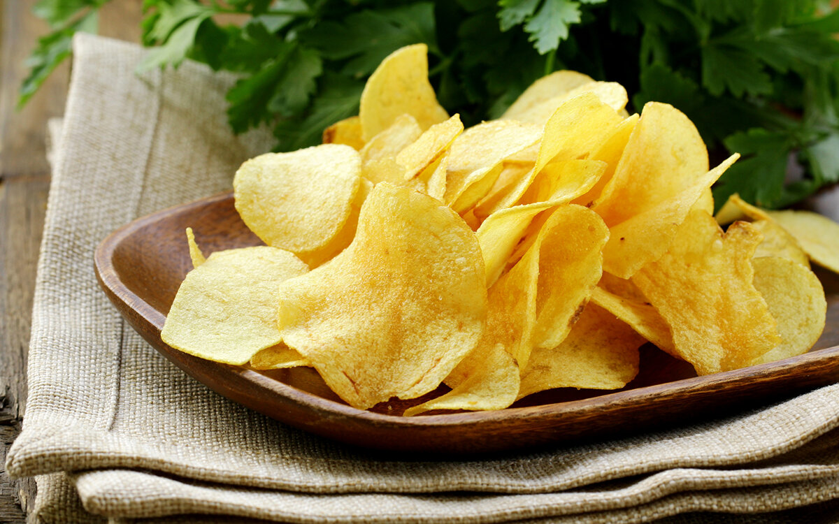 Чипсы - одни из самых популярных снеков в мире. Особенно они востребованы в больших компаниях  и чтобы тебе удивить своих друзей, давай приготовим порцию это вкусного лакомства. Тебе понадобиться лишь желание, хорошее настроение и всего 5 минут!
