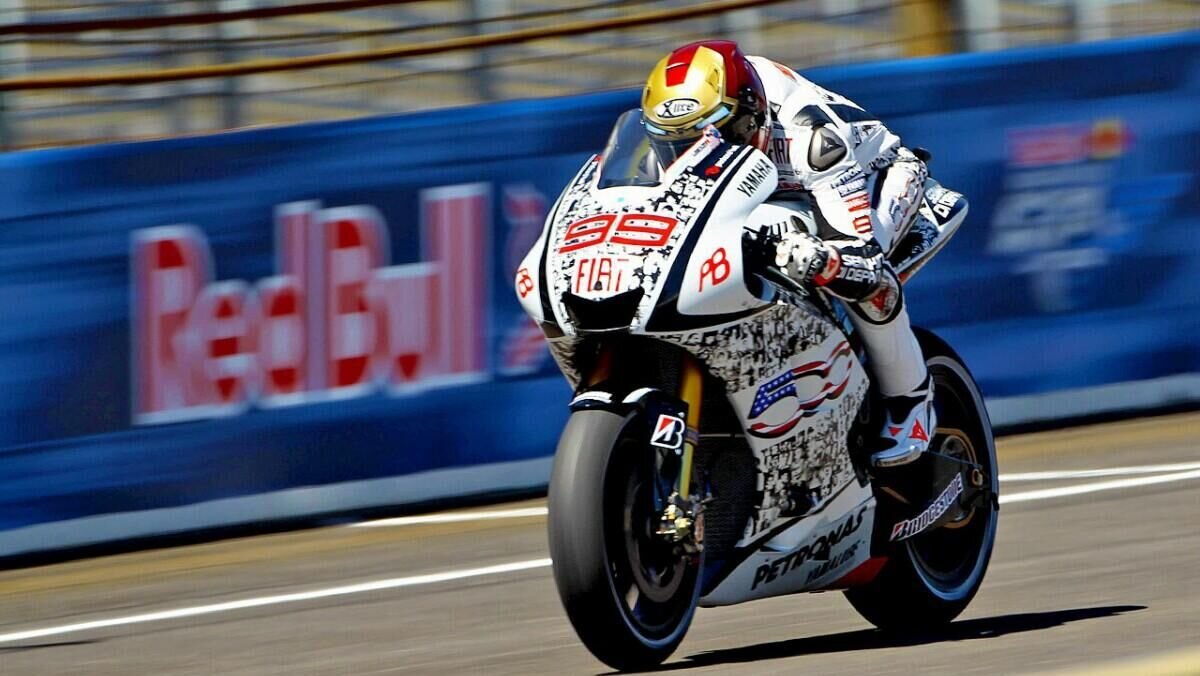    Мотогонщик на одном из гоночных этапов серии MotoGP© официальный твиттер MotoGP