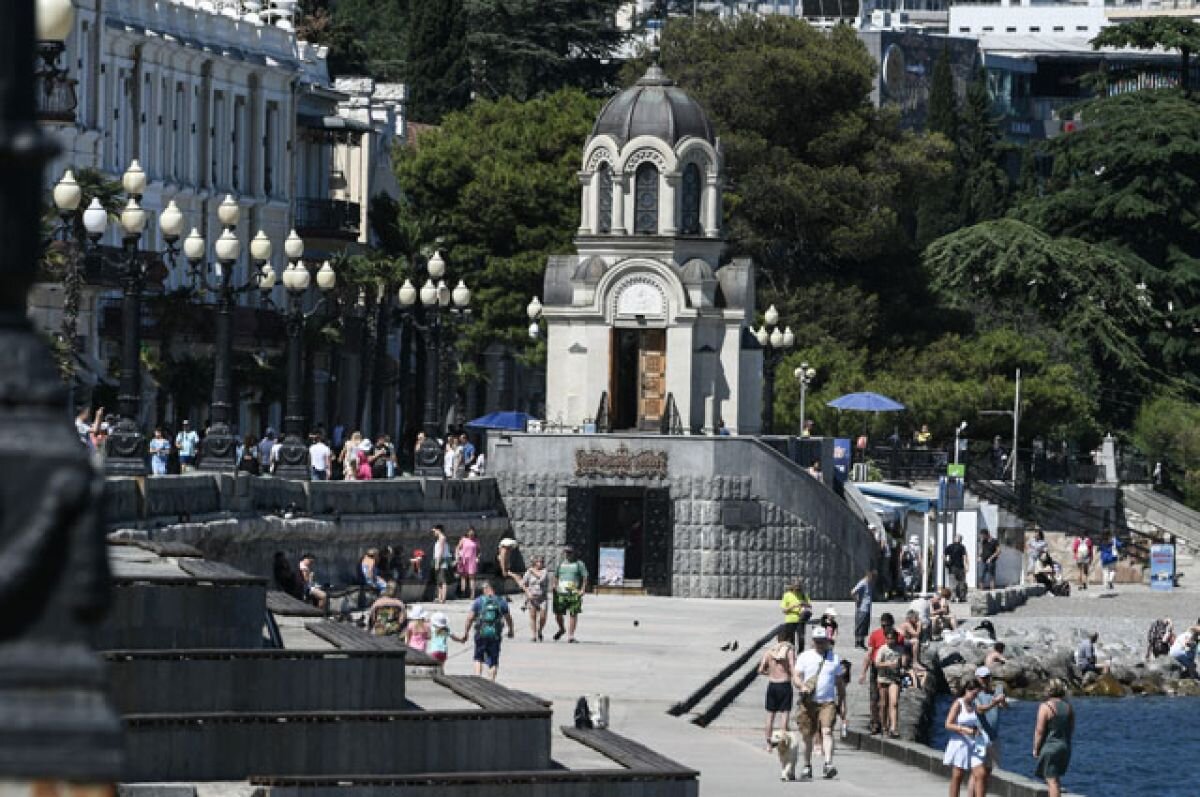    Солнце, воздух и ПВО. Репортаж из курортного Крыма августа 2022-го