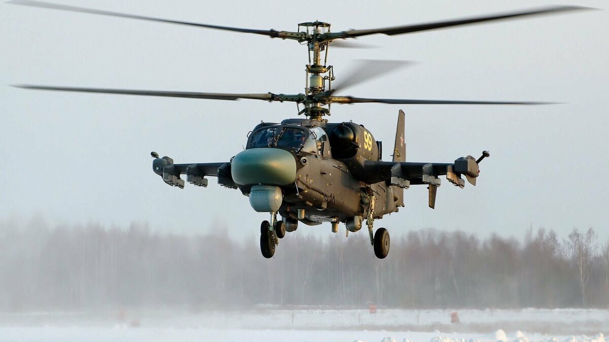  Боевой вертолёт над взлёткой.  фото: картинки  яндекса.