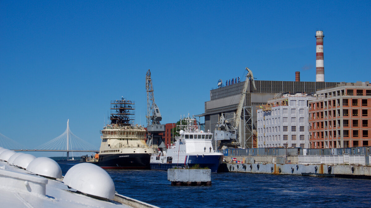 Пограничный патрульный корабль ППК-831 типа "Пурга" и ледокол ВМФ "Евпатий Коловрат".