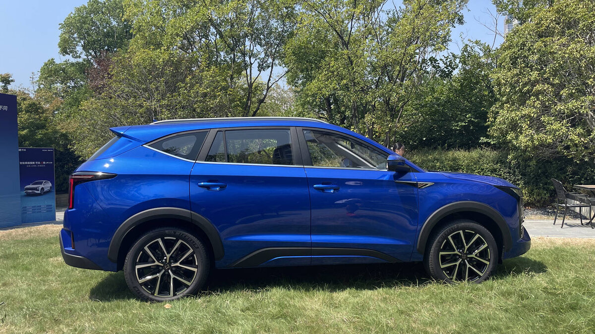 На фото: кроссовер JAC Sehol X8 Plus